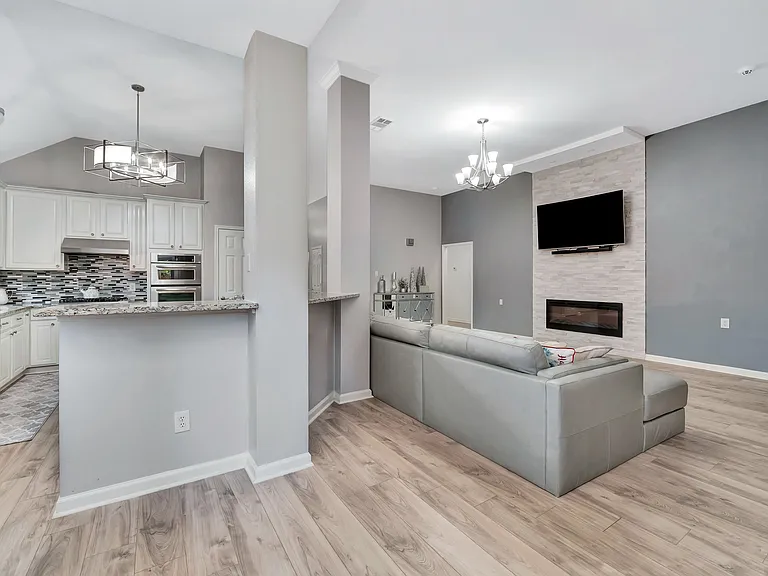8412 Pioneer Dr — Photo 11