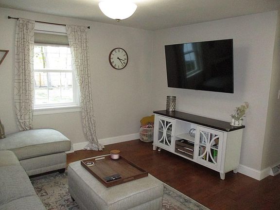5th image of 28 Sherwood Dr