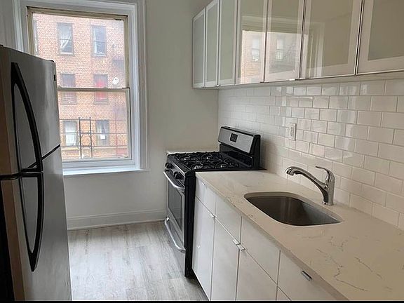 3rd image of 2122 Beekman Pl #3R