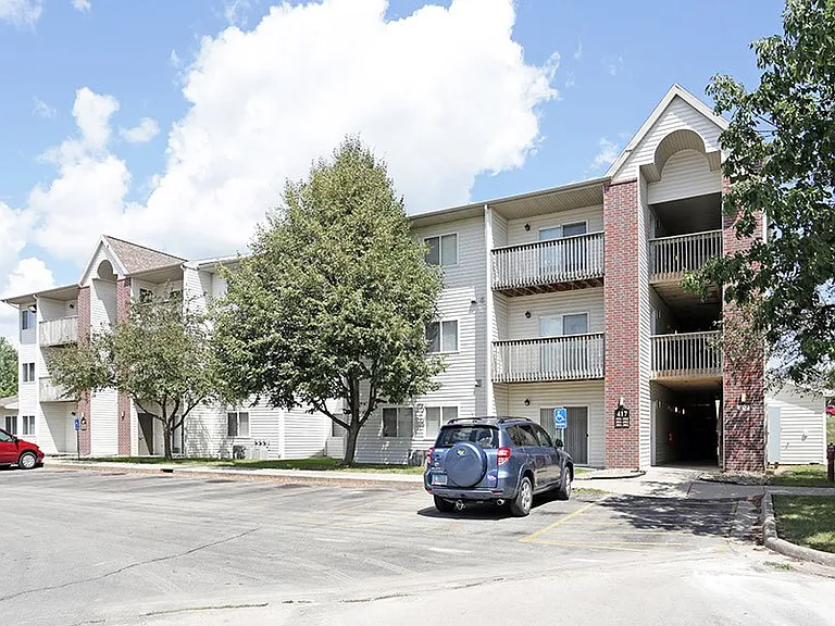 THE ARBORS APARTMENTS — Photo 13