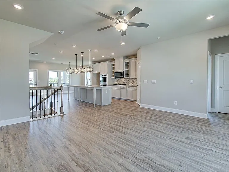 1095 Knoxboro Ln — Photo 10