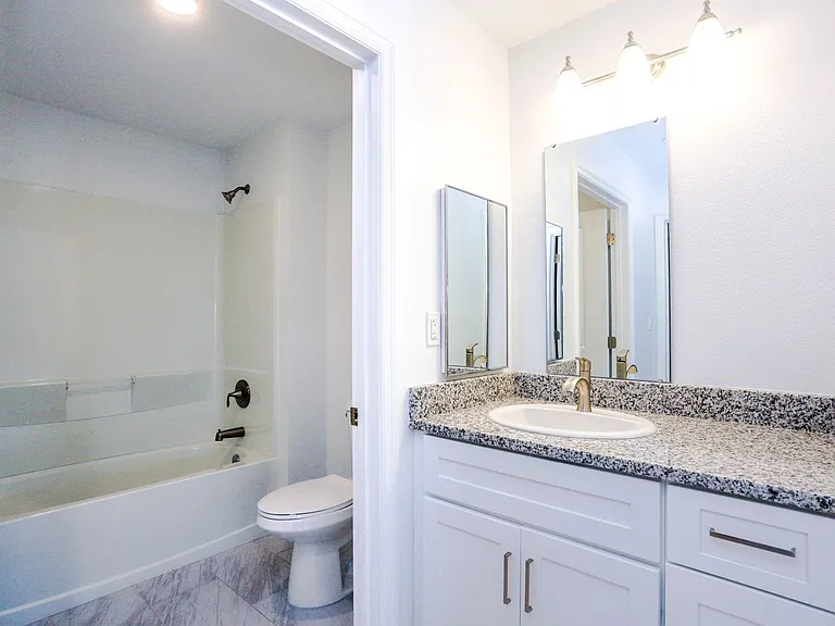 Royal Oak Apartments — Photo 15