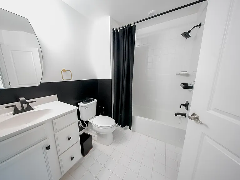 THIRD FLOOR FULL BATHROOM (8/9)