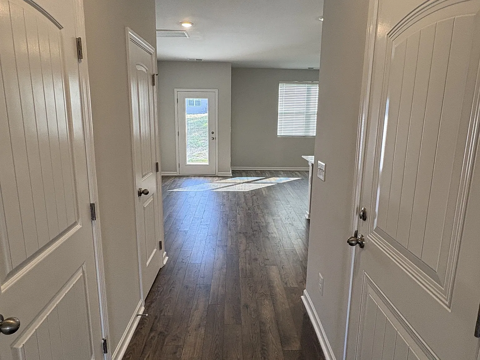 3 bed, 2.5 bath, 1418 sqft, $1,900 — Photo 2