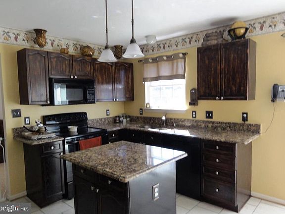 4th image of 8 Saint Johns Ct