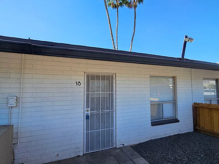 Town & Country Apartments — Photo 7