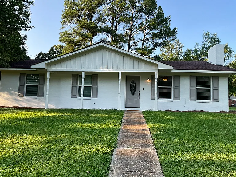 2308 Redbud Ln — Photo 1