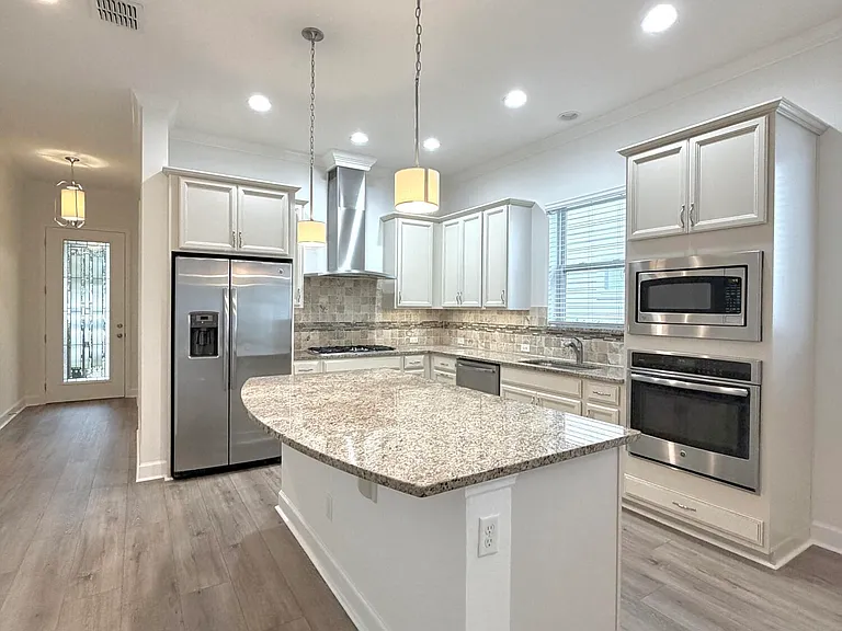 187 Southern Oak Dr — Photo 2
