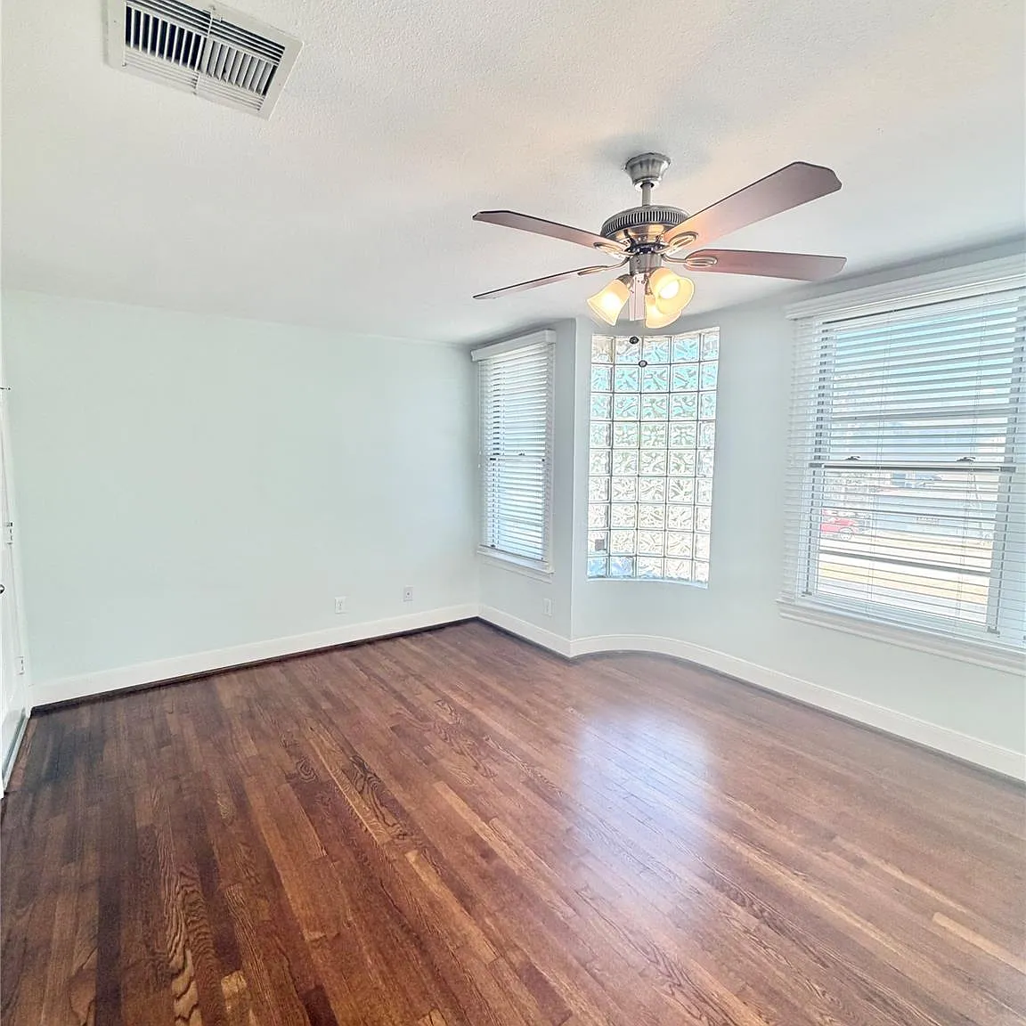 2 bed, 1.0 bath, 824 sqft, $1,550 — Photo 4