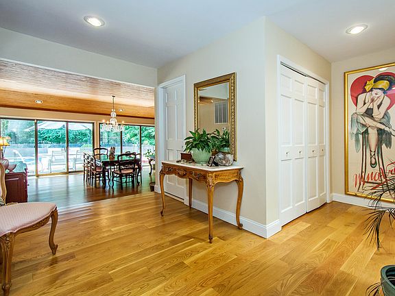 3rd image of 22 Rolling Hill Ct W