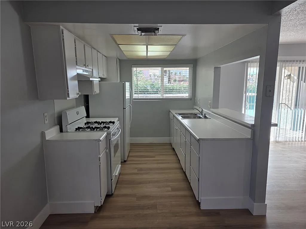 3 bed, 2.0 bath, 1125 sqft, $1,300 — Photo 1