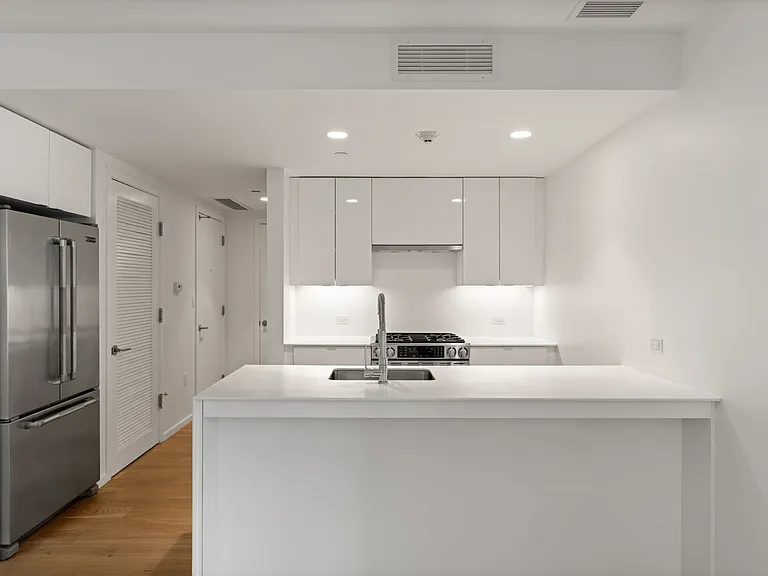 50-504 W Broadway #499 — Photo 11