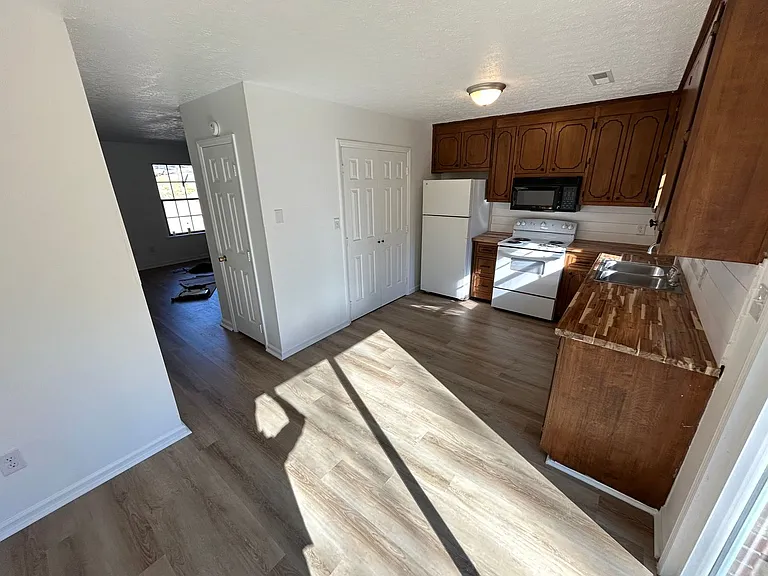 922 Blankenship Rd — Photo 2