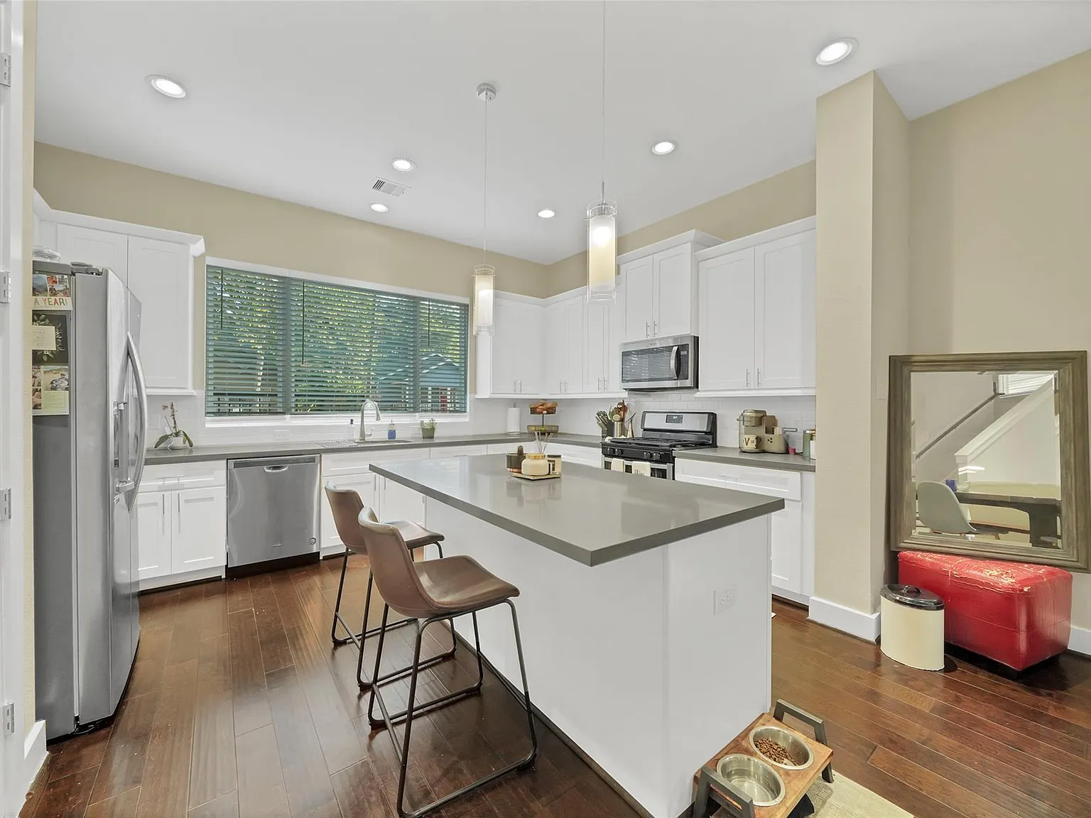 3 bed, 3.0 bath, 2061 sqft, $2,400 — Photo 2