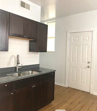 2nd image of 806 N Bishop St APT 2