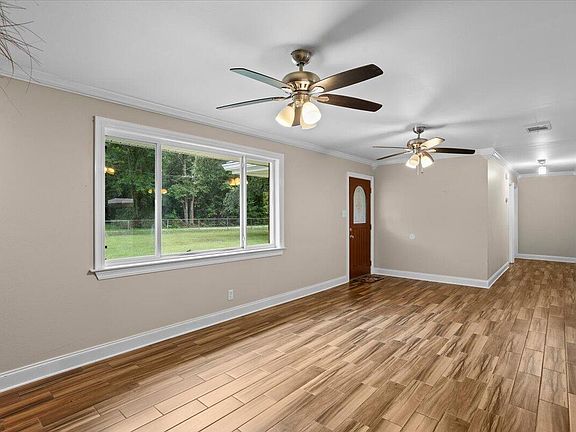 4th image of 8 Hilda Ln
