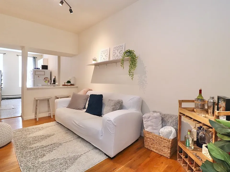 510 Adams St #2R