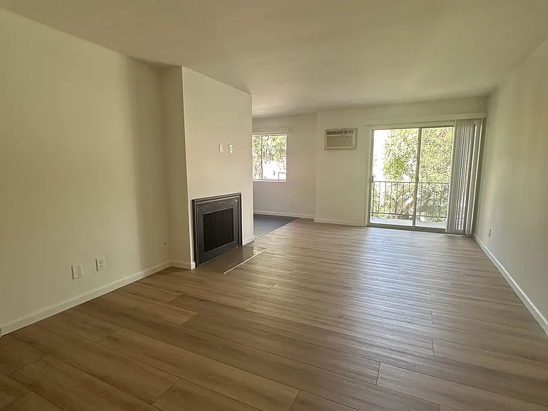 1421 Amherst Ave #5 — Photo 1
