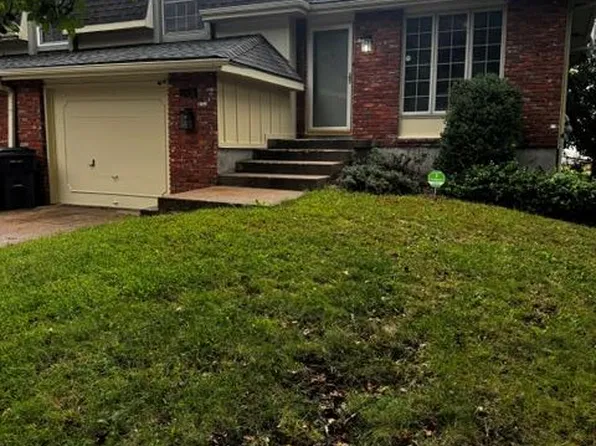 318 S Kenwood Ln, Olathe, KS 66062