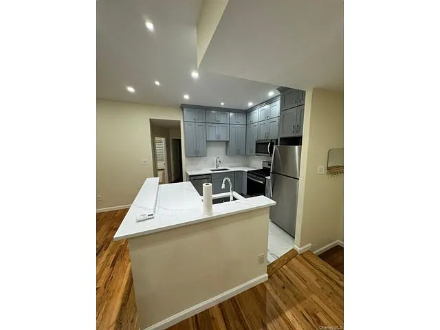 Building Photo - 423 Beach 9th St #2