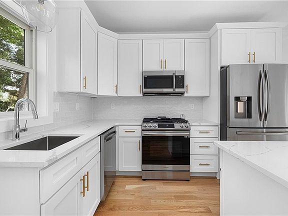 3rd image of 251 Hope St Unit B3