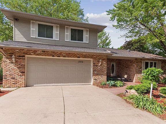 3rd image of 2104 Sandalwood Dr NE