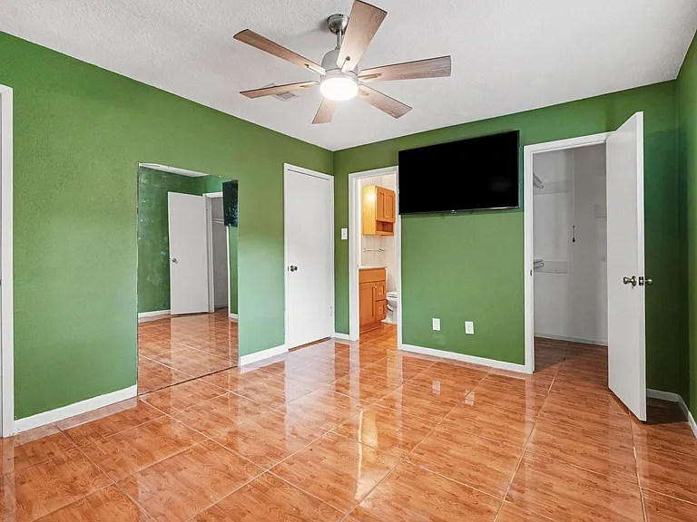 519 Orleans St — Photo 13