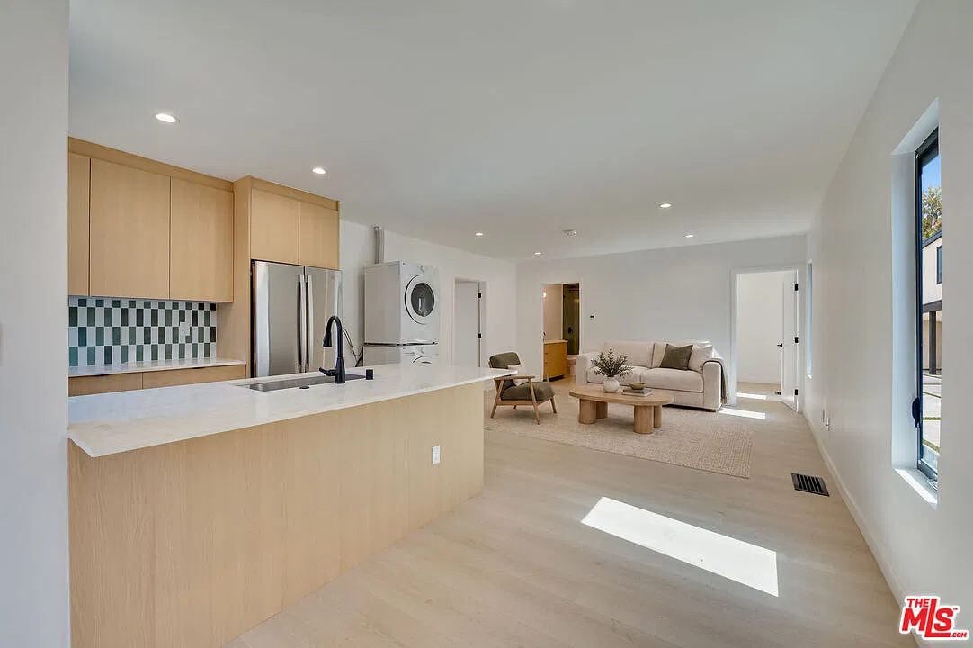 2 bed, 2.0 bath, 985 sqft, $4,500 — Photo 2