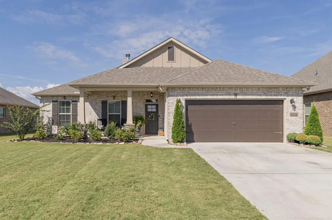 4 bed, 2.0 bath, 1999 sqft, $1,999 — Photo 1