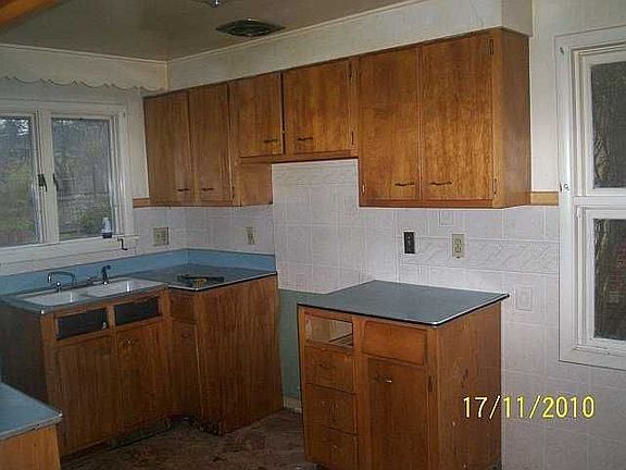 3rd image of 216 Carlton Dr