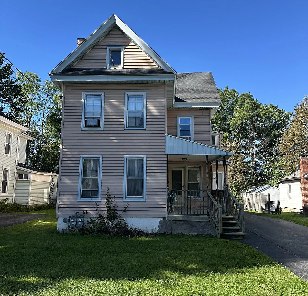 3 bed, 1.0 bath, 1350 sqft, $1,245 — Photo 1
