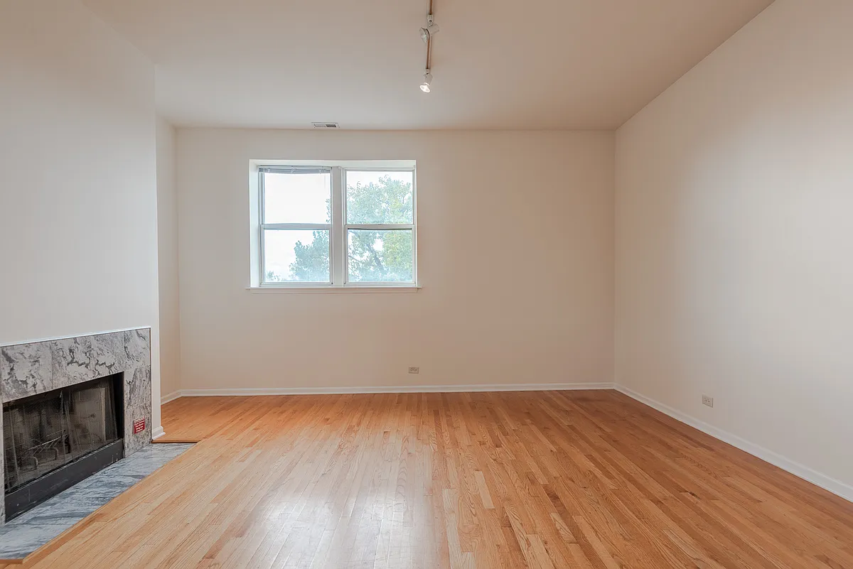 Building Photo - 3257 N Sheffield Ave #301