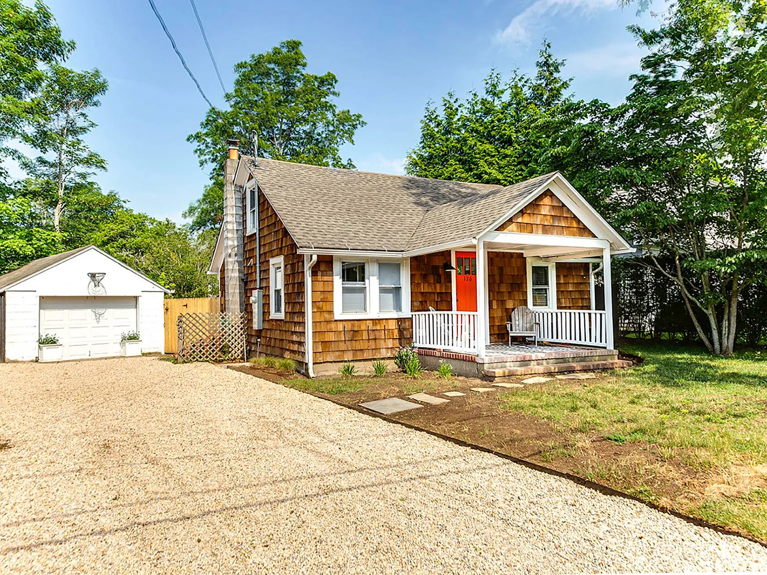 Location, Location, Location 2 bedroom Coastal Cottage — Photo 2