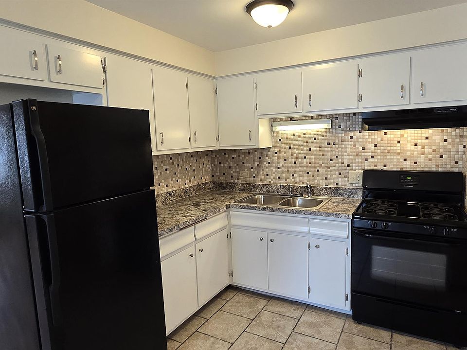1st image of 5831 W 63rd St #1C