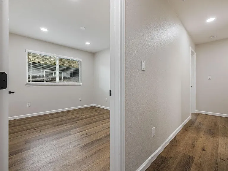 2313 O'Farrell Ave — Photo 4