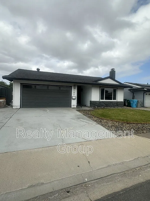 3 bed, 2.0 bath, 1141 sqft, $4,000 — Photo 1