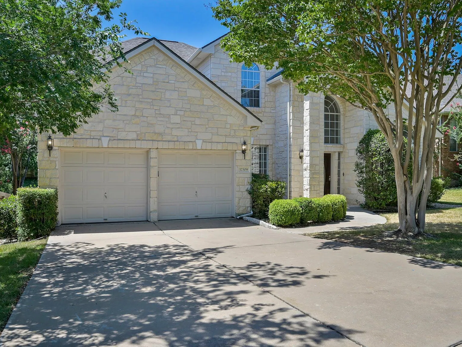 4 bed, 2.5 bath, 3237 sqft, $4,695 — Photo 2