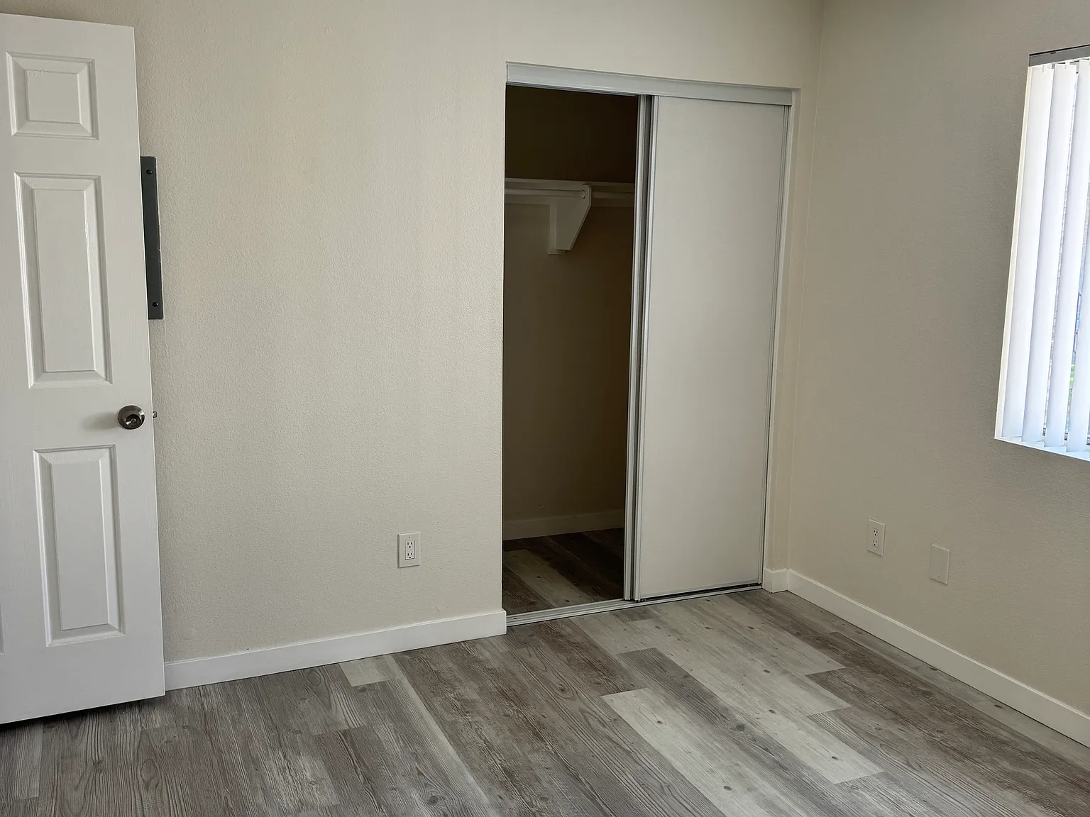 2 bed, 1.5 bath, 975 sqft, $2,099 — Photo 3