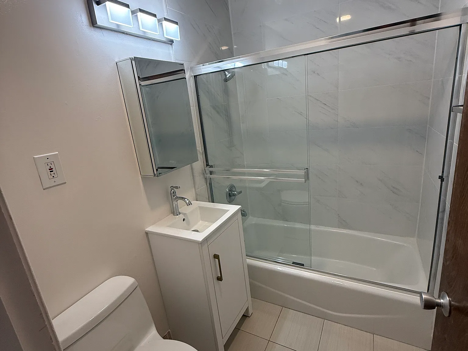Studio, 420 sqft, $3,200 — Photo 2