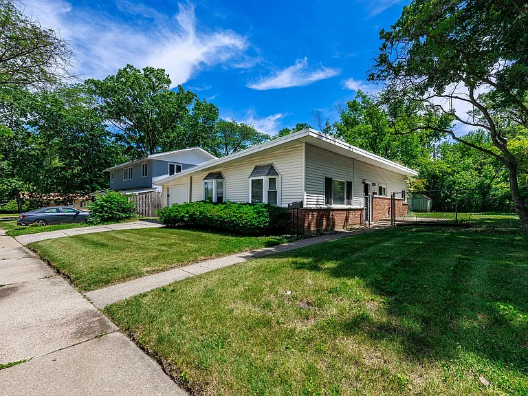 277 Somonauk St — Photo 3
