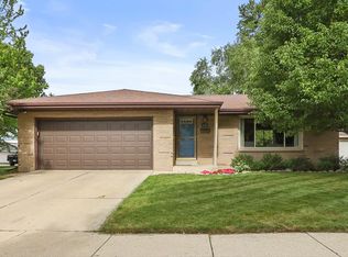 5663 S Rosewood Ave, Cudahy, WI 53110