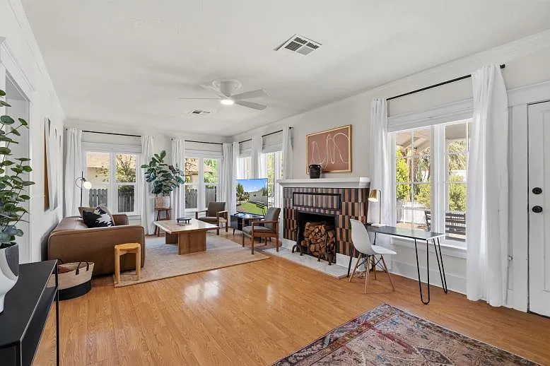 905 E Coronado Rd — Photo 4