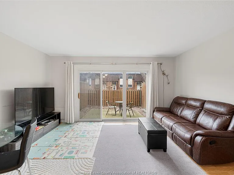 6384 Thornberry Cres — Photo 4