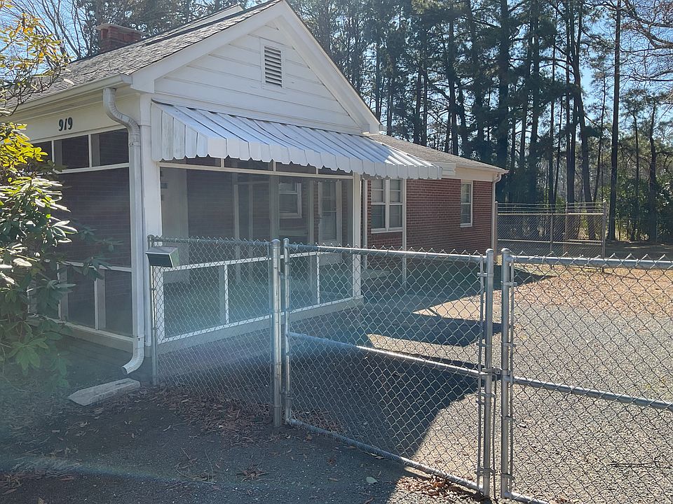 Side parking/entrance area