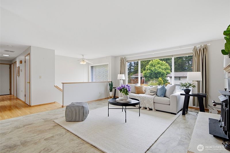 3rd image of 1727 Anacortes Avenue NE