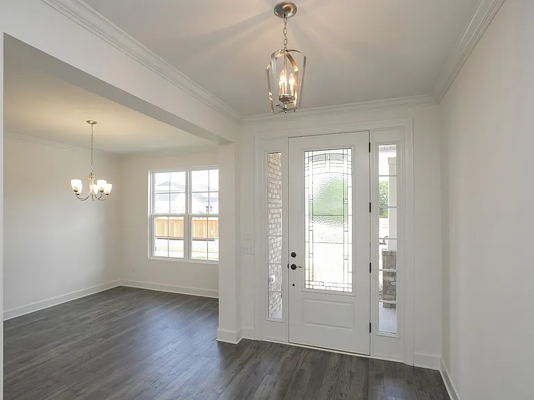 302 Sunderland Dr — Photo 3