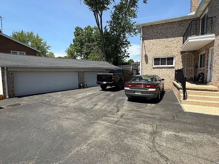 5240-5242 Old Oxford Ln — Photo 3