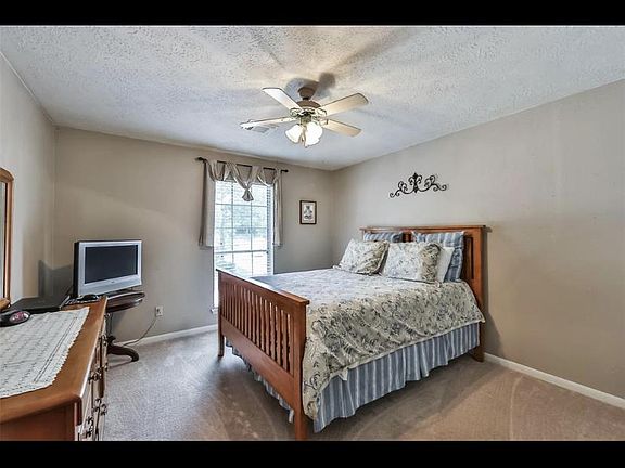 4th image of 318 Cheddington Dr