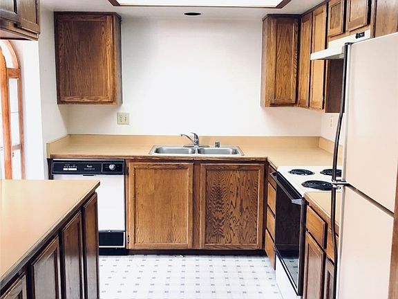 5th image of 7606 37th St W APT B