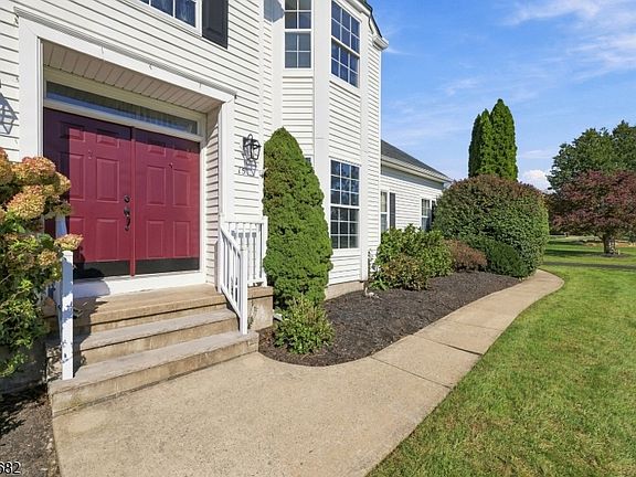 5th image of 15 Canterbury Ln